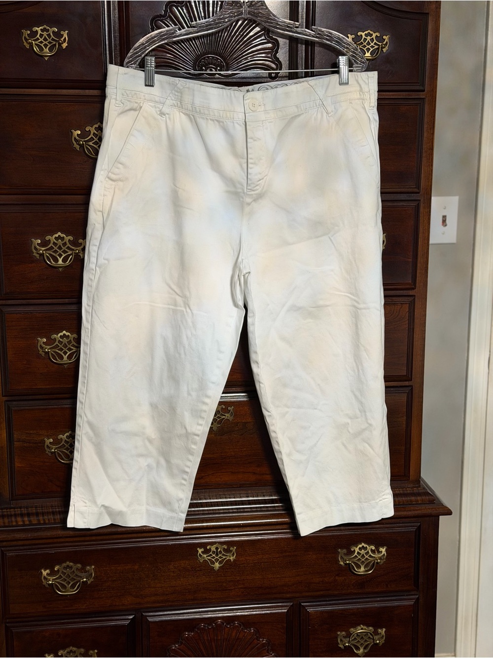 intro. White Cropped Capri Pants